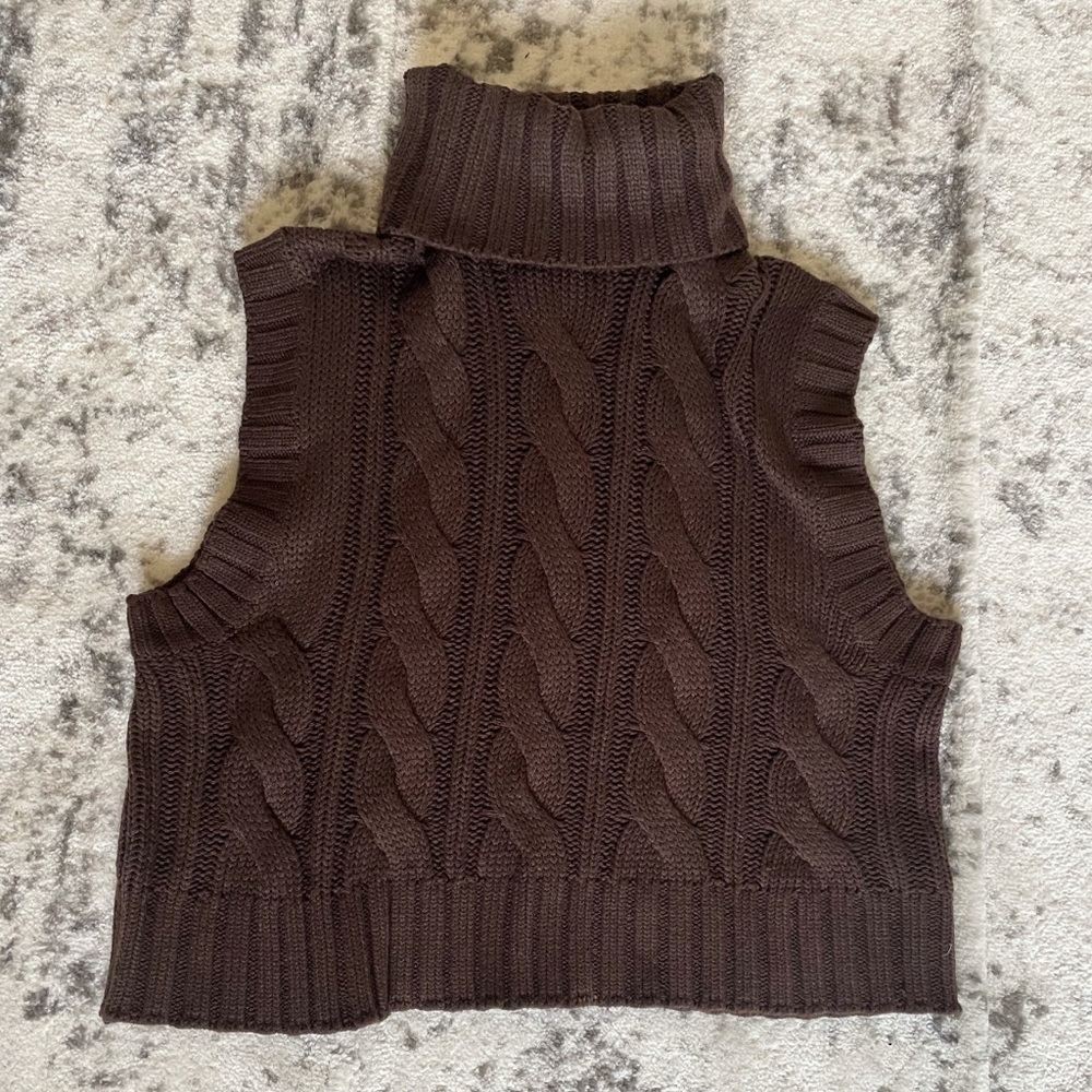 Dark brown ribbed sweater vest from H&M by divided. Size:M